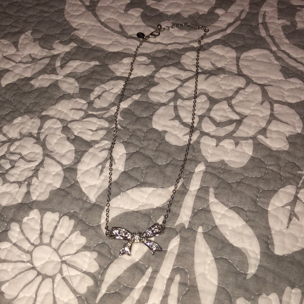 Silver bow necklace